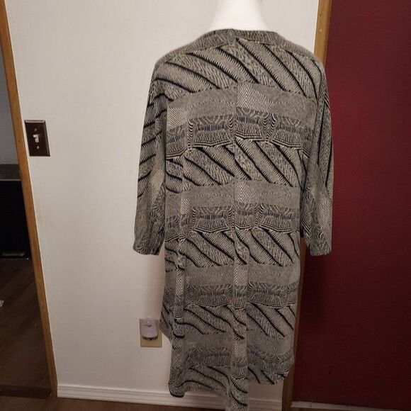 LuLaRoe  S VGC  pit to pit 22 inch length  26 inch - Picture 3 of 3